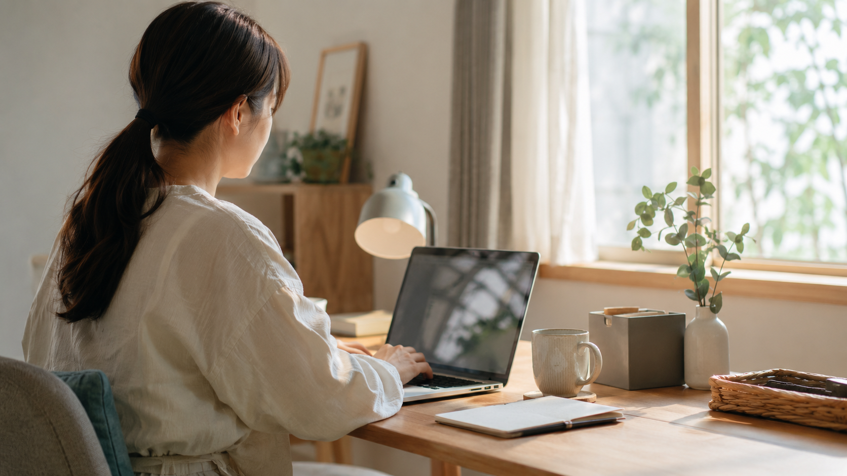 在宅でノートPC作業をする女性